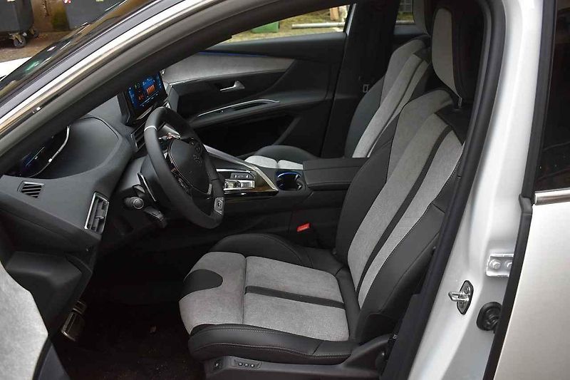 V Česku už jsou k mání nové verze vozů Peugeot 5008 a 3008