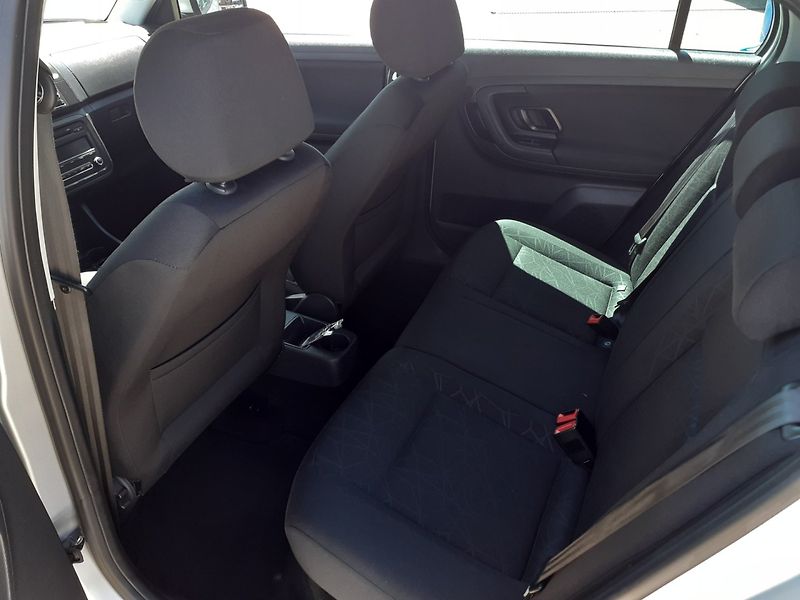 Škoda Fabia (2011) KOMBI 1.2 TSi AMBIENTE - fotka 15 z 27