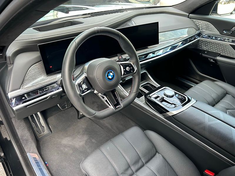 BMW Ostatní M760e xDrive, B&W Diamond TOP - fotka 13 z 35