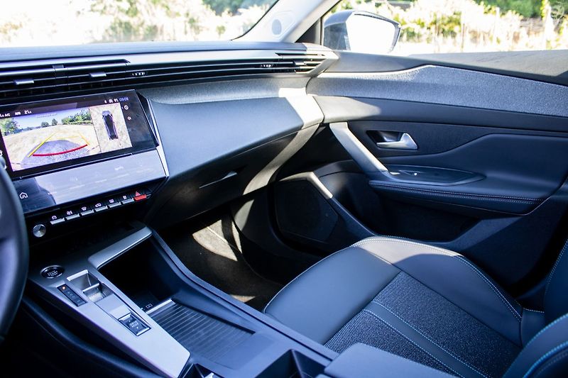 Peugeot 408 hybrid - fotka 14 z 21