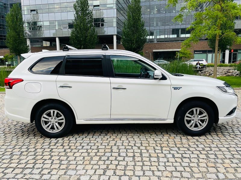 Mitsubishi Outlander 2.4i+HYBRID 4x4 SERVISKA TAŽNÉ - fotka 10 z 53