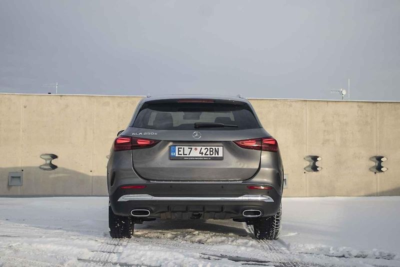 GLA s hybridem do zásuvky je ideální volbou do města a okolí.