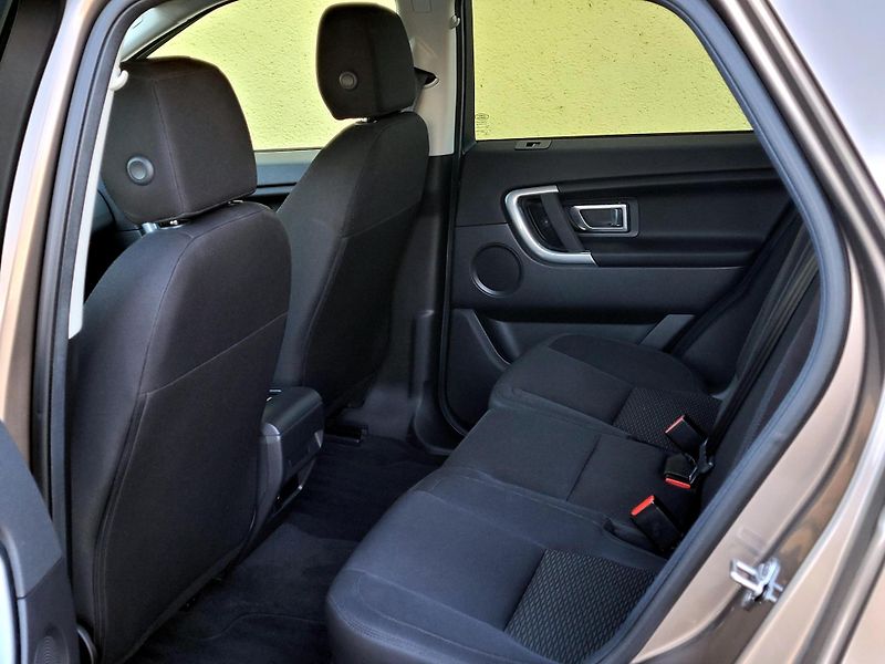 Land Rover Discovery Sport 2,0 TD4 4wd,DPH,SERVIS - fotka 17 z 48