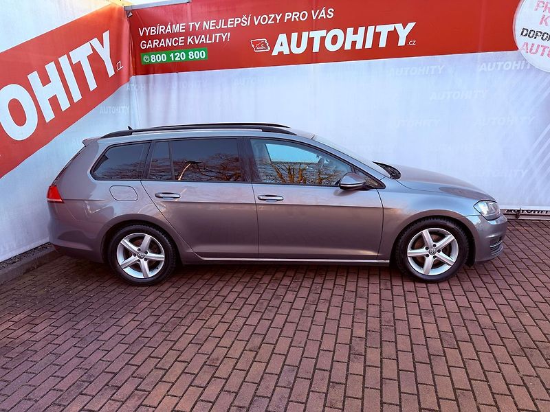 Volkswagen Golf 1.6 TDi DSG Highline, Navi - fotka 5 z 28