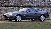 Aston Martin DB7. Když pomineme Cygnet, který je pouze přeznačkovanou Toyotou iQ, za nějakých 800 tisíc až 1 milion korun lze koupit jeden z nejelegantnějších designů Aston Martinu. Tahle klasika bude na ceně zřejmě už pouze růst.