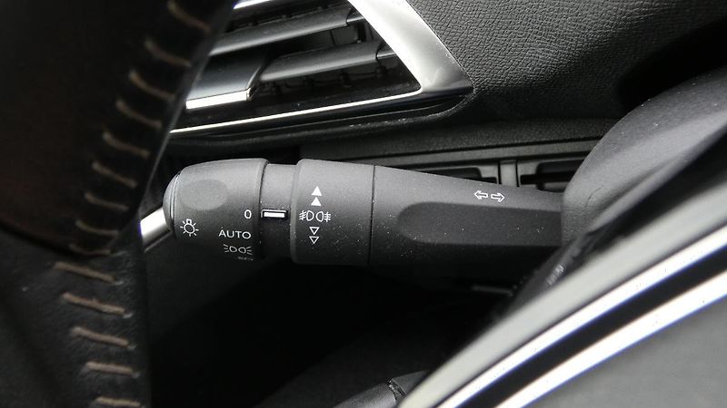 Peugeot 5008 1.2 PureTech Active 7 míst - fotka 10 z 24