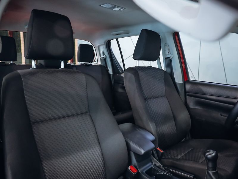 Toyota Hilux 2.4 D-4D Double Cab 4x4 Live - fotka 27 z 30
