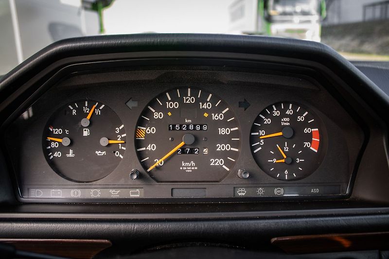 Mercedes-Benz Třídy E 124 C - fotka 12 z 23
