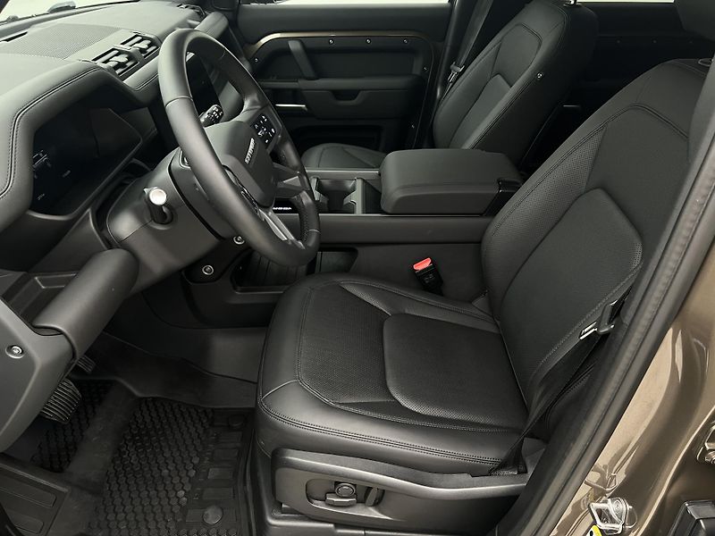 Land Rover Defender 110 D300 X-DYNAMIC SE 1. maj. - fotka 3 z 45