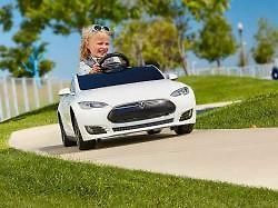Autíček pro děti je dnes nepřeberné množství. Co třeba Tesla Model S?