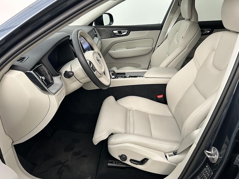 Volvo XC60 2.0 B4 4x4 PLUS  Black - fotka 11 z 28