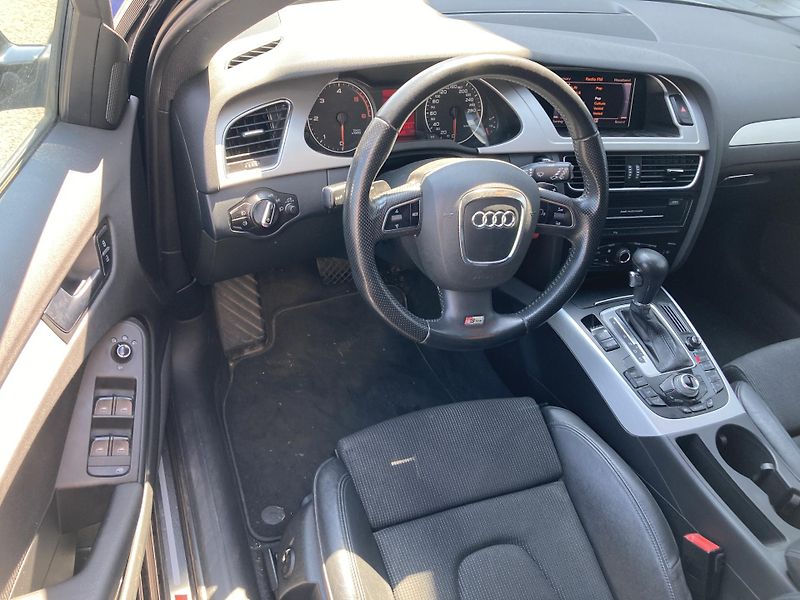 Audi A4 (2011) S-line Avant 3,0TDi V6 176kW  - fotka 7 z 22