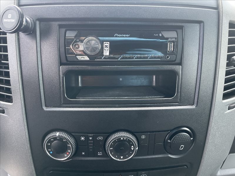 Volkswagen Crafter 2,0 TDi 120kw polointegrovaný - fotka 11 z 42