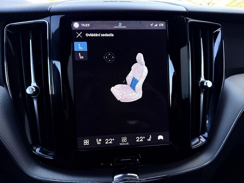 Volvo XC60 B5 AWD // PLUS DARK // 1.maj.  - fotka 21 z 44