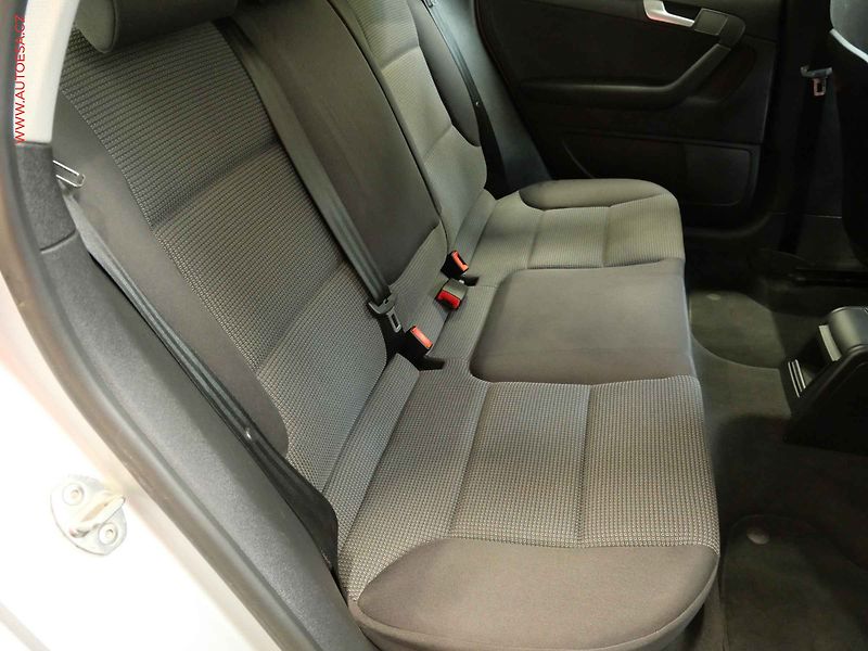 Audi A3 (2005) 1.6i, Výhřev sed - fotka 12 z 17