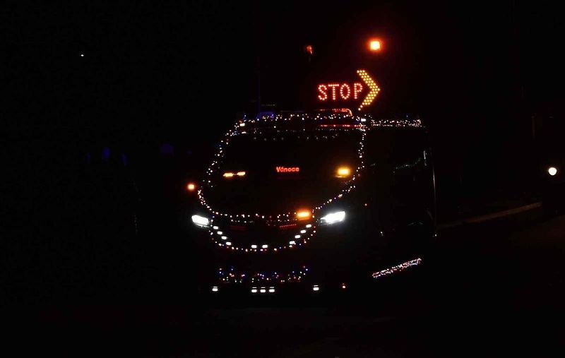 Stovky nazdobených a svítících aut projely centrem Prostějova při Vánoční jízdě 2023.