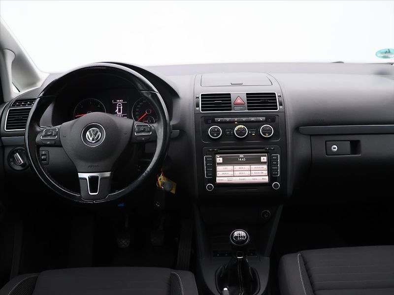 Volkswagen Touran 1,6 TDI Cup Panorama Serv.knih - fotka 16 z 24