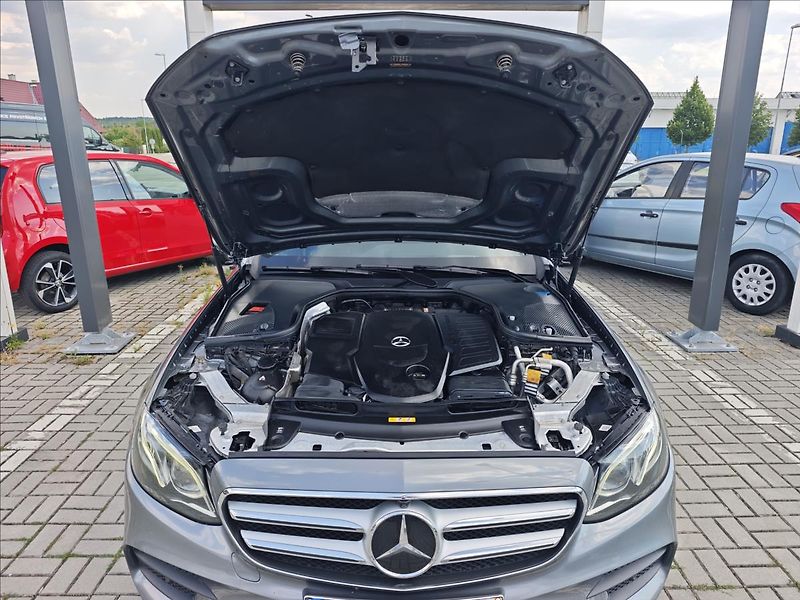 Mercedes-Benz Třídy E 2,9 400d 4Matic 9G-Tronic - fotka 22 z 22