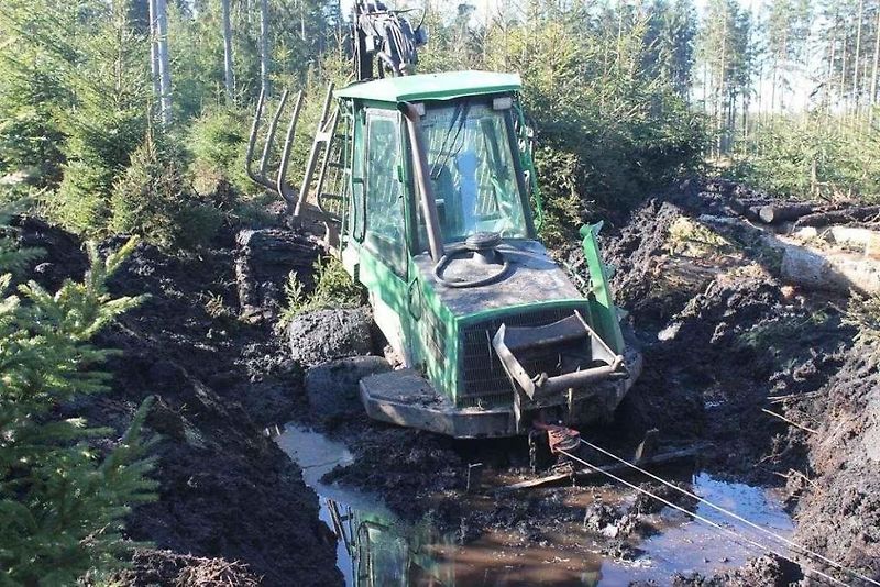 Dva dny tahali hasiči z rašeliny lesní stroje