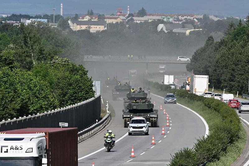 První armádní výcvik přesunu tanků Leopard 2A4 na dálnici D35.