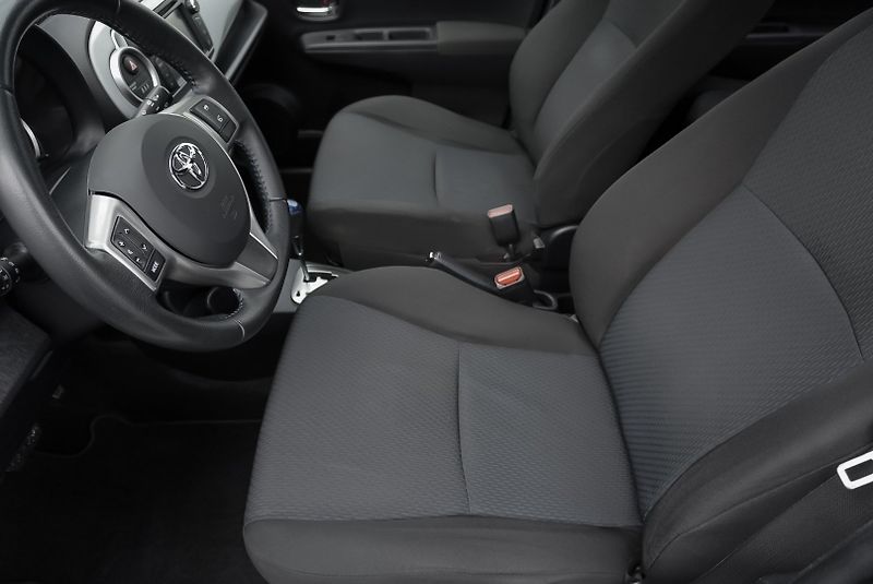 Toyota Yaris 1.5 Hybrid LOUNGE - fotka 18 z 23