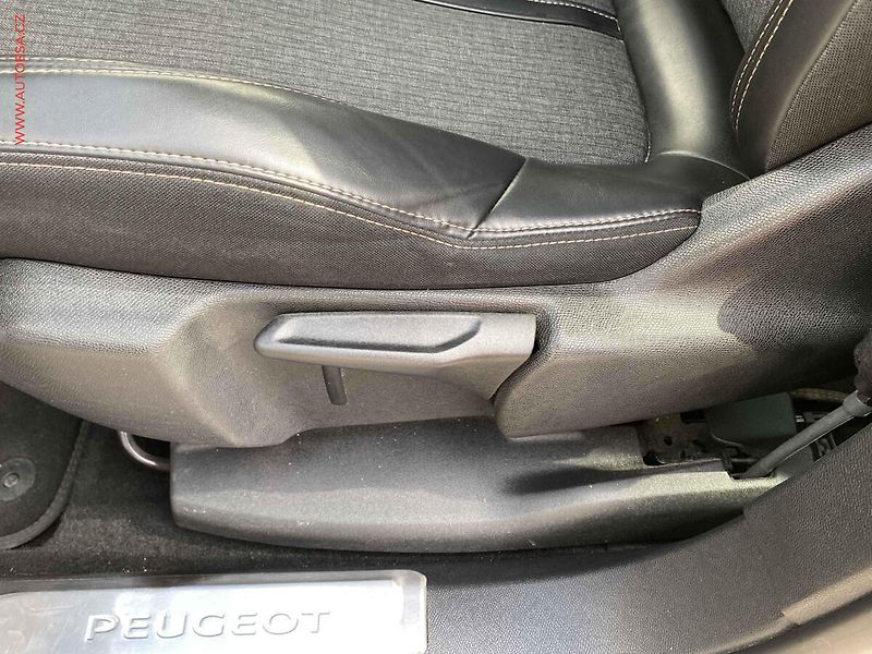 Peugeot 3008 (2018) 1.5 HDi, GT Line, LED, panor - fotka 14 z 18
