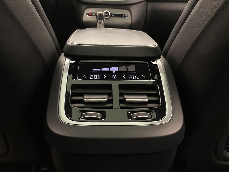 Volvo XC90 D5 AWD R-DESIGN AUT CZ - fotka 32 z 47