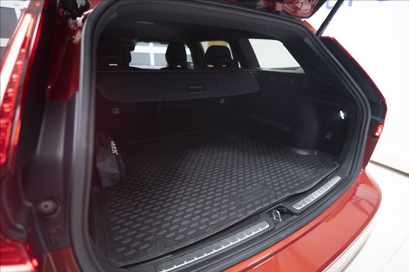 Volvo V60 2,0 D4 R-DESIGN NAVI KAMERA ČR - fotka 37 z 40