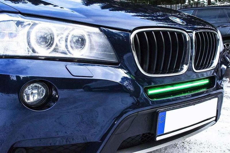 Přední brzdové světlo upozorňuje třeba chodce, že auto brzdí.