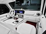 Auto je také vybaveno stahovací střechou, která papeže chrání před nepřízní počasí.