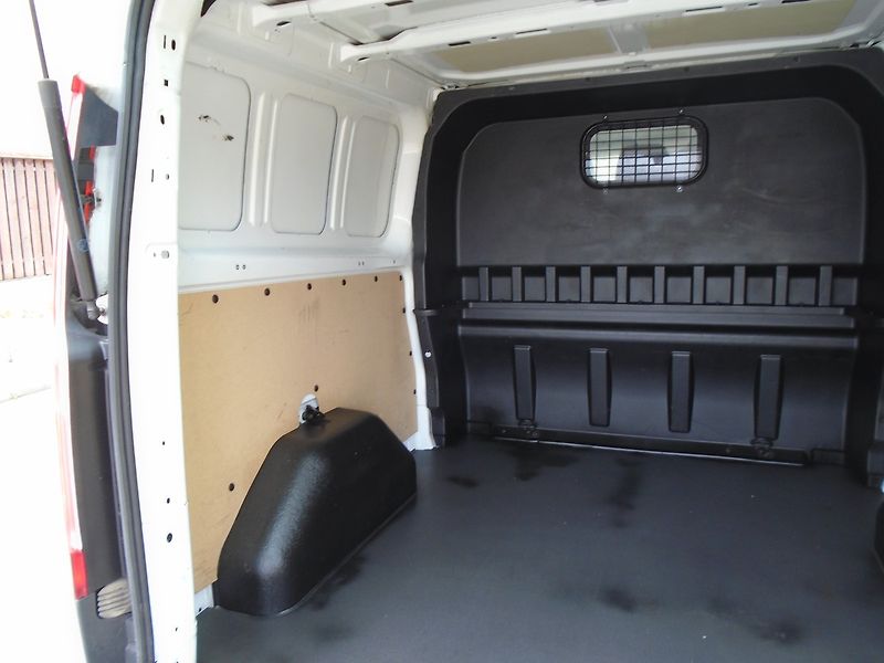 Ford Transit Custom (2015) 2.2 TDCi 6 míst, klima - fotka 10 z 25
