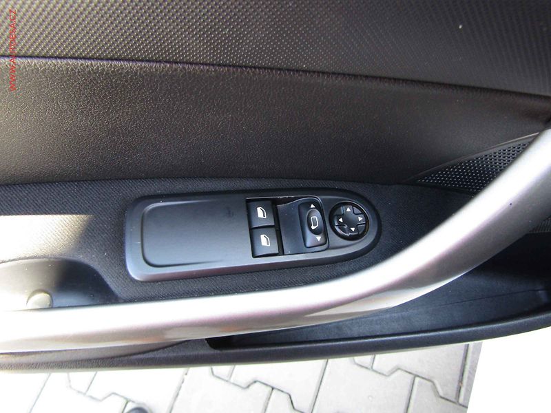 Peugeot 308 (2013) 1.6 HDi, ČR, AC, temp, tažné - fotka 11 z 17