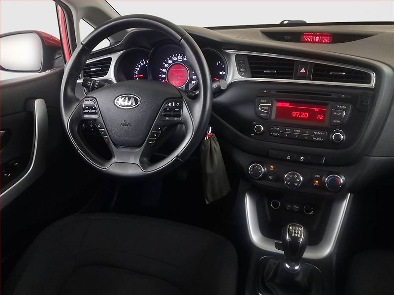 Kia Ceed (2017) 1.6 GDI, Serv.kniha, Tempomat - fotka 7 z 18