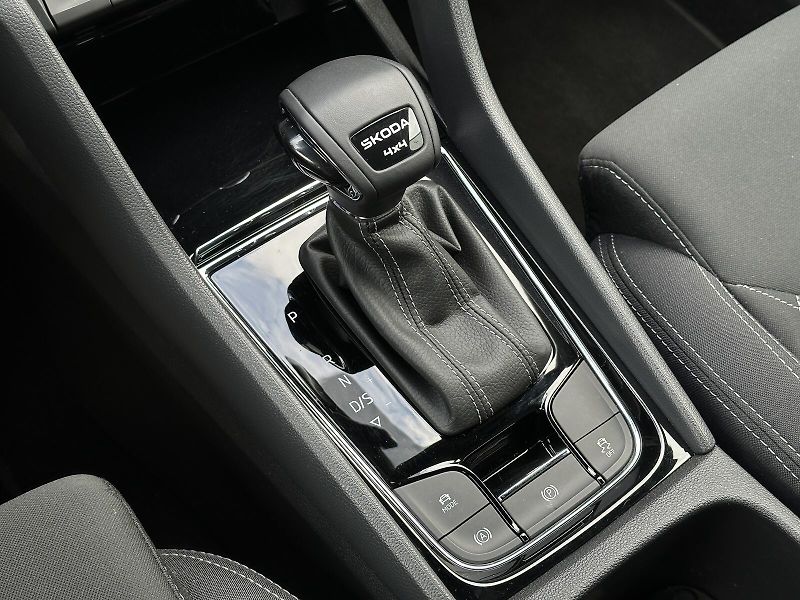 Škoda Karoq 2.0TDi 4x4 DSG 150PS Sportline - fotka 36 z 47