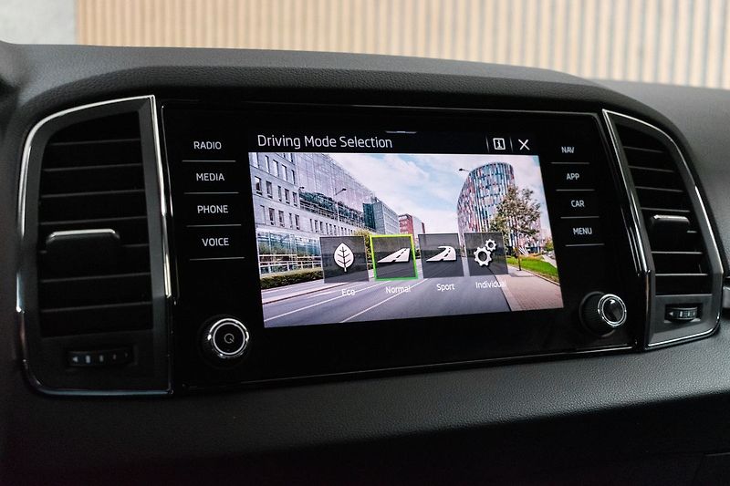 Škoda Karoq 1.5 TSI STYLE*TAŽNÉ*DPH*ČR 1.M - fotka 28 z 44
