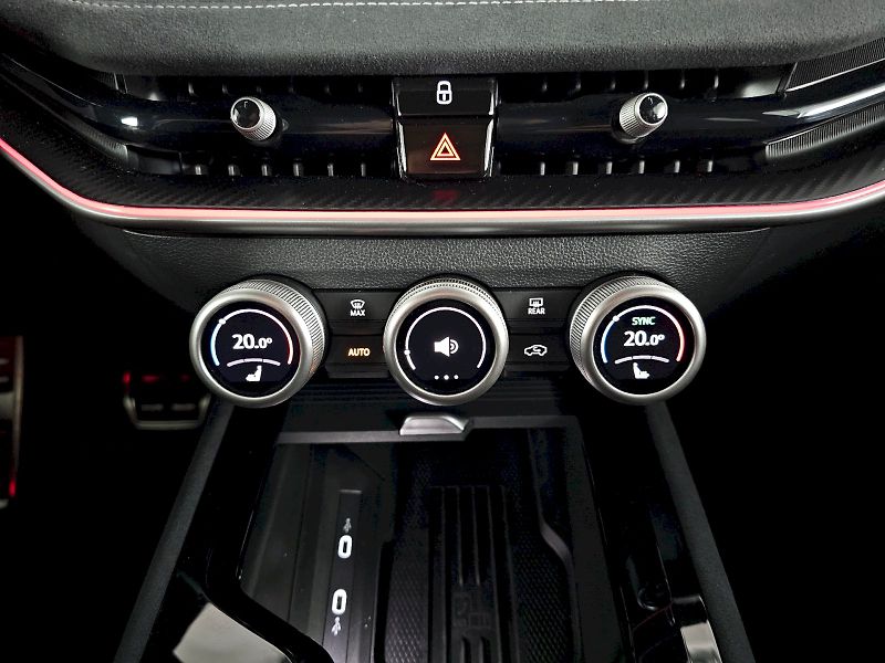 Škoda Superb (2025) 2.0TSi 195kW 4X4 SPORTLINE WEB - fotka 29 z 34