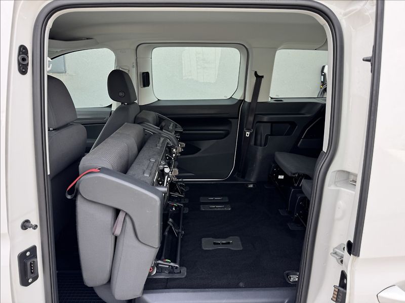 Volkswagen Caddy 2,0 TDI MAXI 7míst DPH 1maj ČR - fotka 21 z 50
