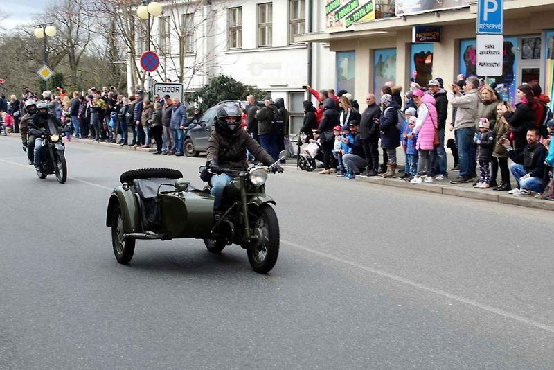 Z příjezdu spanilé jízdy motocyklů do Poděbrad.