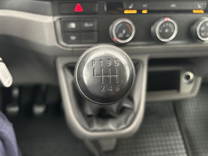 Volkswagen Crafter 2.0 TDI L2H2 - fotka 17 z 29