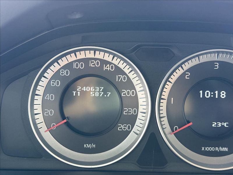 Volvo XC60 2,0   SERVISNÍ KNÍŽKA - fotka 12 z 23
