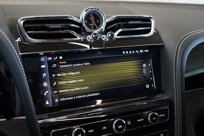 Bentley Bentayga V8, AWD, Panorama, 360° kamera - fotka 35 z 50