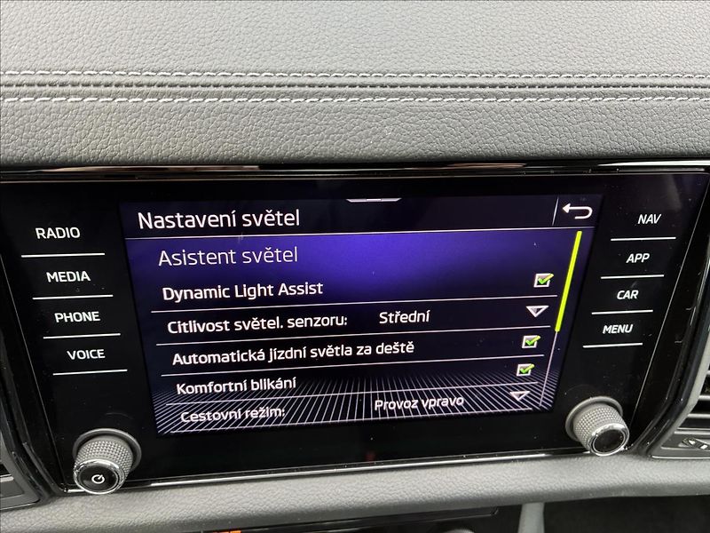 Škoda Kodiaq 2,0 TDI 4X4 147 KW TAŽNÉ PANO - fotka 32 z 36