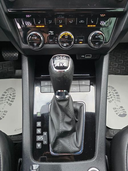 Škoda Octavia 2.0TSi 140kW DSG L&K 4x4 KŮŽE - fotka 12 z 38