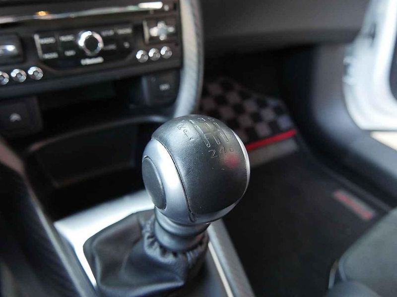 Když auto při parkování špatně zajistíte, může se stát třeba tohle.