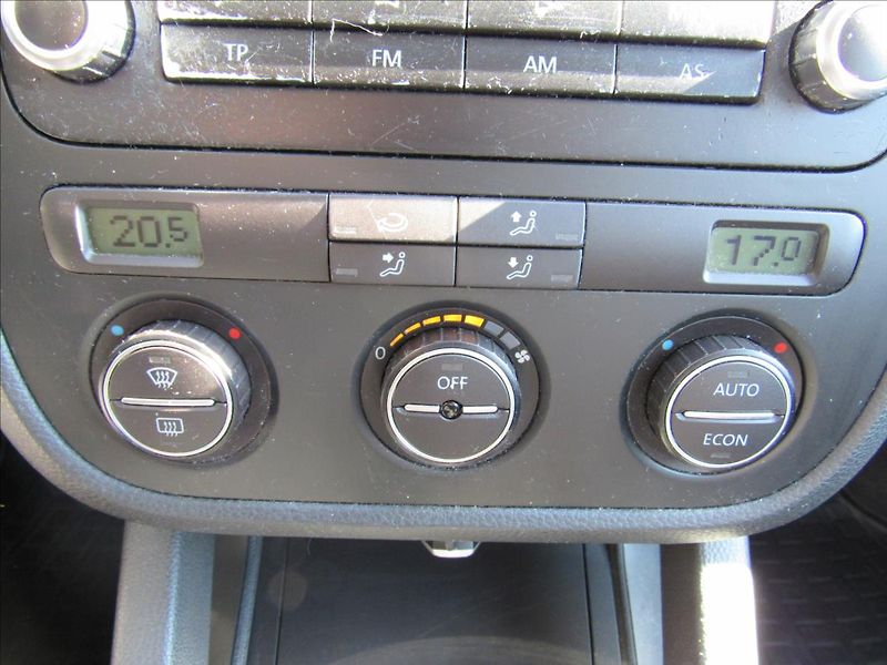 Volkswagen Jetta 2,0 TDi 103kW - fotka 17 z 24