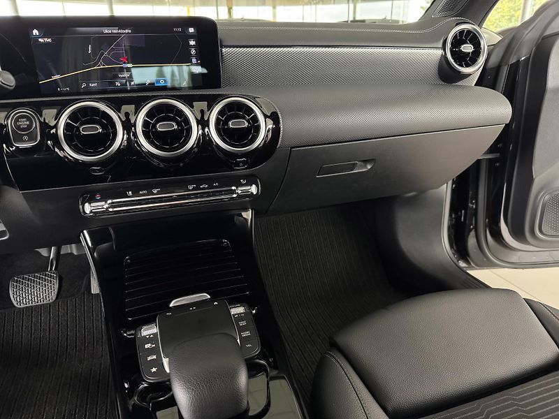 Mercedes-Benz CLA 180 AUT*100kW*REZERVACE! - fotka 18 z 33