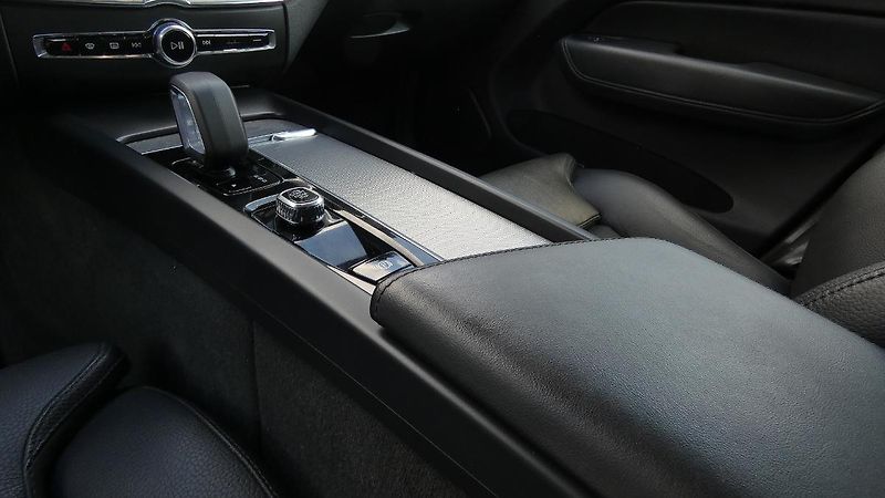 Volvo XC60 B4 mHEV AWD Plus Dark - fotka 6 z 22