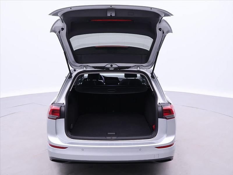 Volkswagen Golf 1,5 TSI EVO 110kW mHEV Life DS - fotka 9 z 37