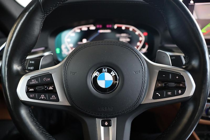 BMW Řada 5 M550i xDrive - fotka 30 z 30