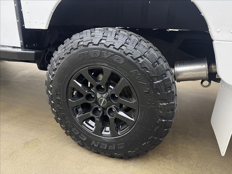 Land Rover Defender 2,5 130 Td5 90kW PO RENOVACI - fotka 41 z 45